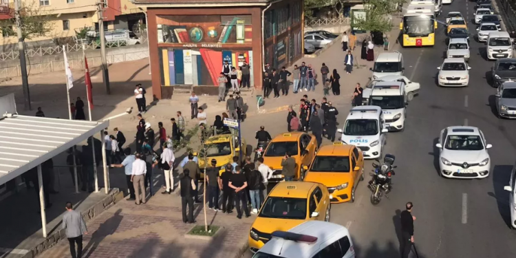 تركيا.. لاجئون سوريون يقذفون مبنى إدارة الهجرة بالحجارة