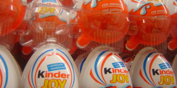 أزمة بيضة كيندر تتصاعد في أوروبا