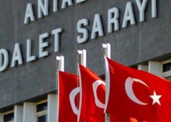 تركيا.. تبرئة ناشط حقوقي بارز من تهم الإرهاب