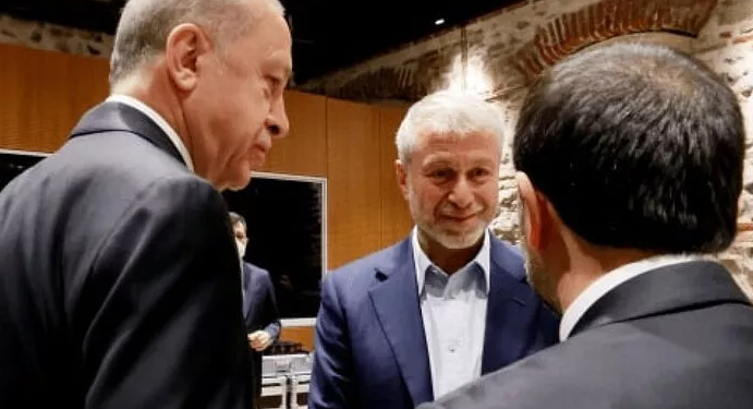 هل تلقى الملياردير الروسي أبراموفيتش العلاج من التسمم سرًا في تركيا؟