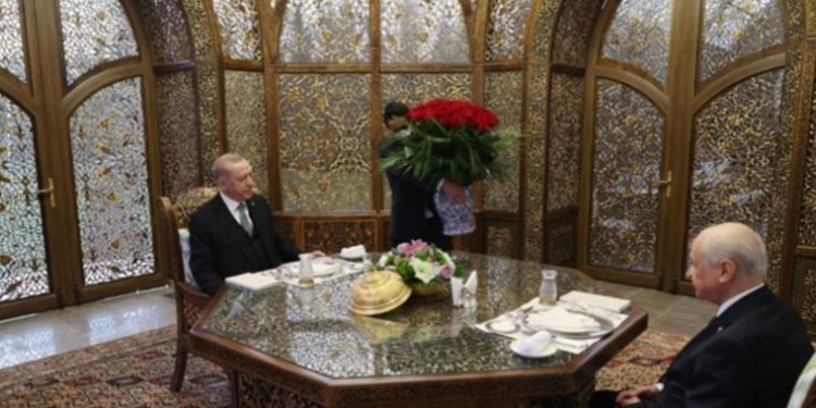 لماذا قدم دولت بهتشلي 99 وردة حمراء لأردوغان؟