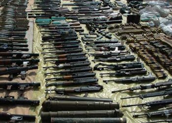 “الخروج من قلعة السلاح”