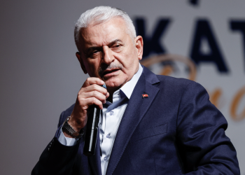 رئيس وزراء تركيا السابق: جميع الأجانب في تركيا سيعودون إلى بلادهم