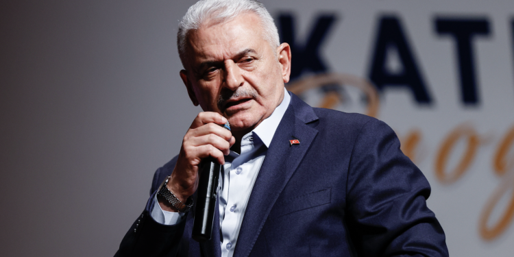 رئيس وزراء تركيا السابق: جميع الأجانب في تركيا سيعودون إلى بلادهم