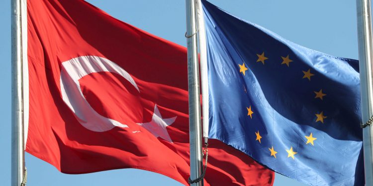 المفوضية الأوروبية تحث تركيا على تهدئة التوتر مع اليونان