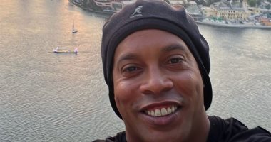 النجم البرازيلي “رونالدينو” يوثّق زيارته لمصر بصورة سيلفي مع نهر النيل