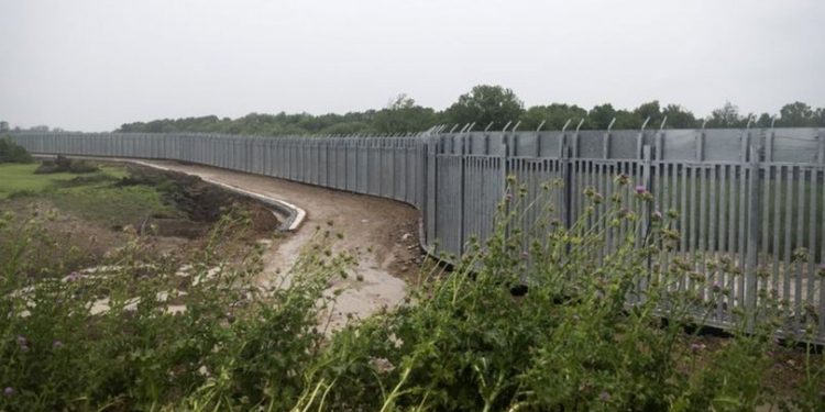 اليونان تعلن تمديد السياج الخرساني الفولاذي على الحدود مع تركيا