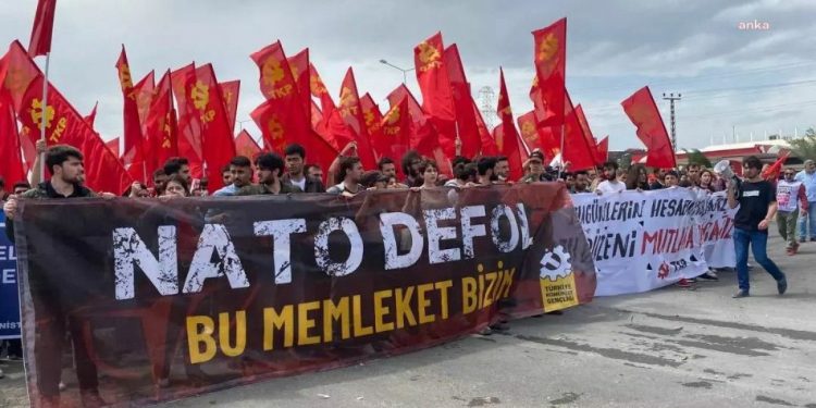 احتجاجات في تركيا ضد الناتو بالقرب من قاعدة إنجيرليك