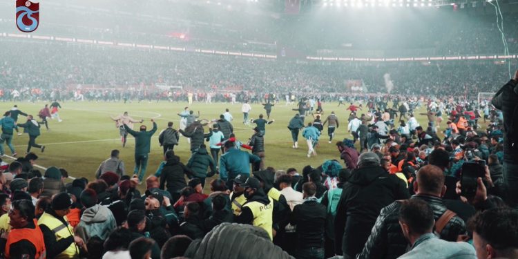 الجماهير تجتاح ملعب “طرابزون” التركية بعد فوزٍ تاريخي!