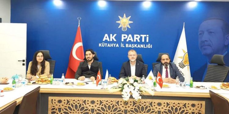 قيادي بحزب أردوغان يعلن استقالته خلال مؤتمر للحزب