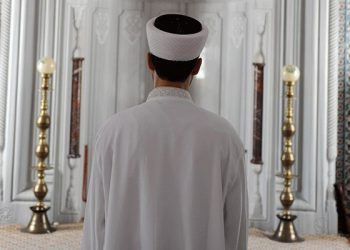 إمام: يتهموني بالاعتداء جنسيًا على طفل بسبب رفعي الآذان أثناء الانقلاب