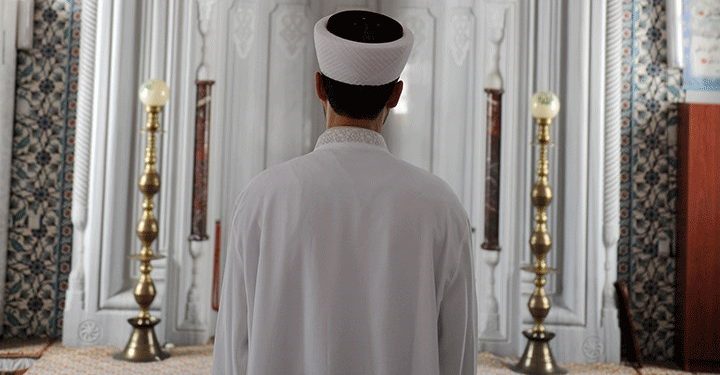 إمام: يتهموني بالاعتداء جنسيًا على طفل بسبب رفعي الآذان أثناء الانقلاب