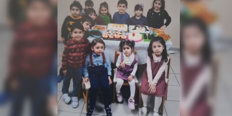 فنان إيطالي يرسم معاناة الأطفال في السجون التركية