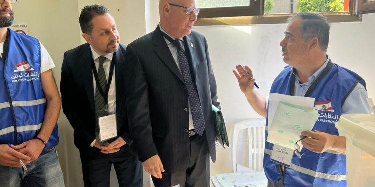 بعثة الجامعة العربية تبدأ مهام مراقبة الانتخابات النيابية في لبنان