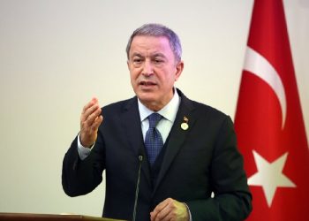 وزير الدفاع التركي: نعمل على إعادة السوريين إلى وطنهم