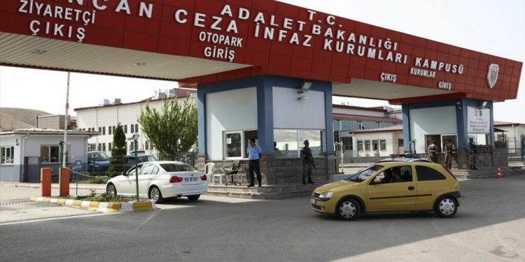 محاكمة معتقلات في تركيا بسبب “الخل”!