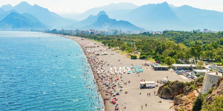 دراسة: 70 من كل 100 تركي يعجزون عن قضاء عطلة صيفية