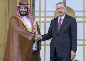 ولي العهد السعودي يصل بصحبة سلاح الفرسان وأردوغان يستقبله بمدخل المجمع الرئاسي