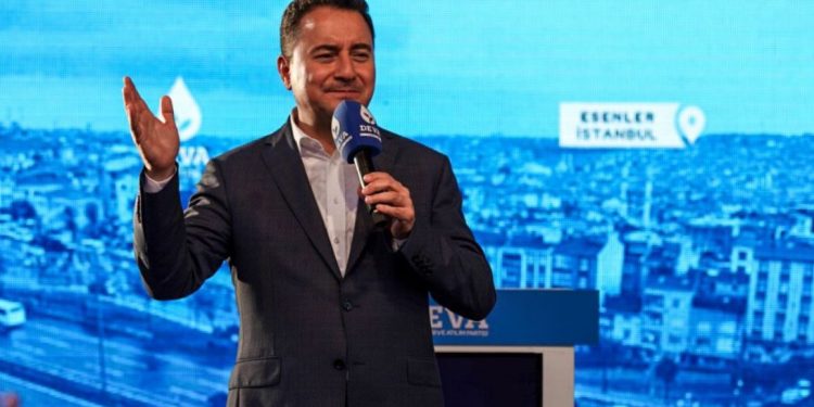 باباجان يدعو أردوغان للاهتمام بإصلاح الاقتصاد بدلاً من تغيير اسم تركيا