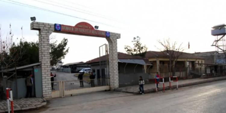 إجبار سجينات في تركيا على المشي “حفاة القدمين”