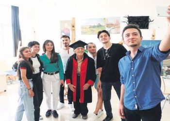 مسن تركي يتخرج من الكلية بعمر الـ81