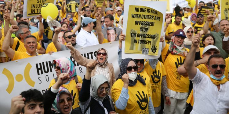 المفصولون تعسفيًا في تركيا يحتجون أمام المحكمة الأوروبية