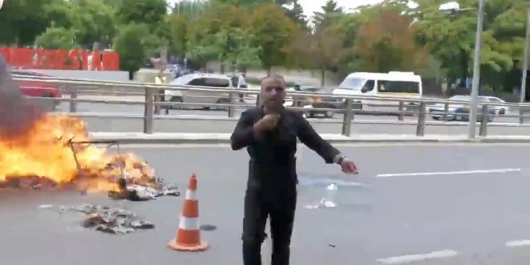 مواطن تركي يضع السكين على رقبته أمام البرلمان