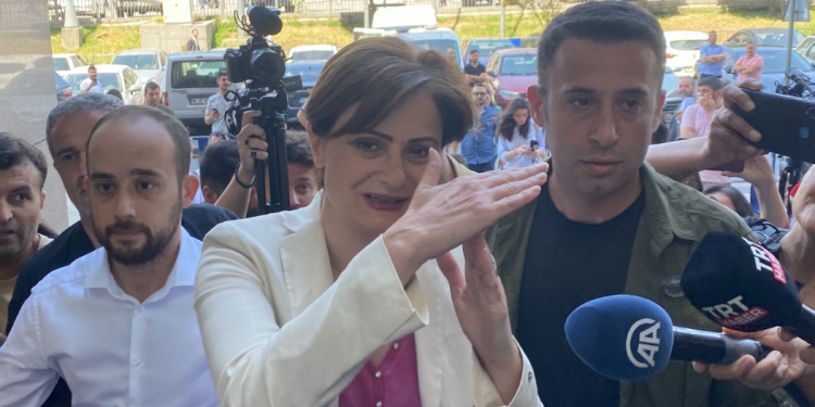 محكمة تركية تفرج عن جانان كفتانجي أوغلو بعد اتهامها بإهانة أردوغان