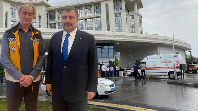 وزير الصحة التركي يلتقي سائق سيارة إسعاف