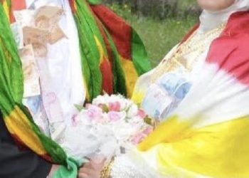 تركيا: اعتقال عريس كردي لارتدائه وشاحًا يحمل ألوان علم “روج آفا”