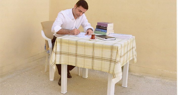 دميرطاش يطالب من المعتقل بالإفراج الفوري عن الصحفيين