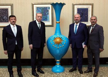 أردوغان يريد إهداء 50 مزهرية ضخمة لرؤساء العالم!