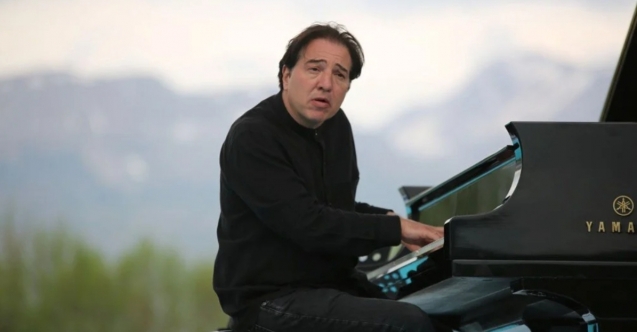 عازف بيانو تركي: يشرعون قانون رقابة بدلاً من حل أزمة التضخم!