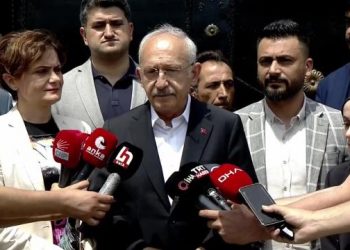 تركيا.. زعيم المعارضة يزور أسرة أحد ضحايا سفينة “مافي مرمرة”