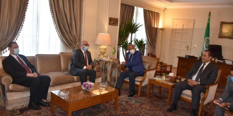 وزير شئون القدس يزور الجامعة العربية