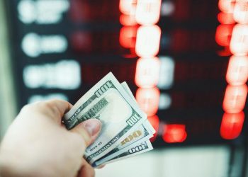 الدولار واليورو يرتفعان أمام الليرة بمستهل تعاملات الأسبوع