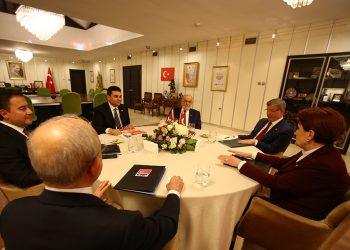 كاتب تركي يطالب المعارضة بالكف عن ذكر أخطاء حكومة أردوغان