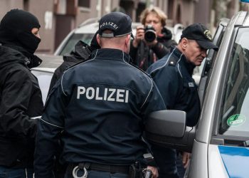 القبض على ضابط سابق في الجيش الألماني انتحل صفة “لاجئ سوري” لارتكاب جرائم كبيرة