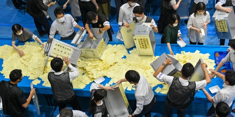 الحزب الحاكم في اليابان نحو تحقيق فوز ساحق بالانتخابات بعد اغتيال شينزو آبي