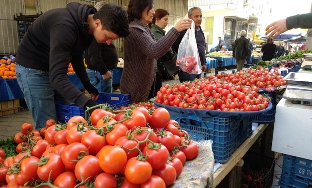 صحفي تركي: كيلو الطماطم سيرتفع إلى 40 ليرة