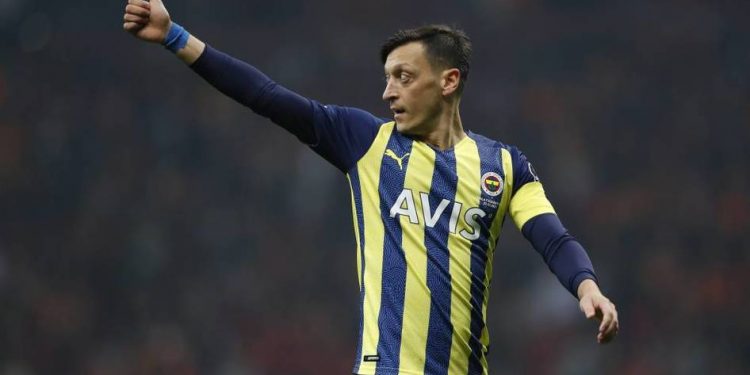 النجم الألماني “مسعود أوزيل” يغادر “فناربهجة” رسميًّا