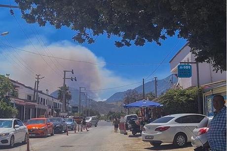 عشرات الإصابات بحرائق الغابات في منتجع تركي في ولاية “موغلا” التركية