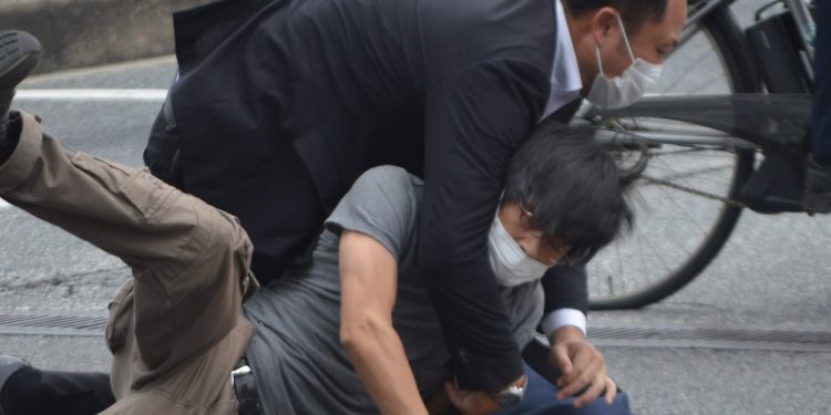 الشرطة اليابانية تفتش منزل قاتل الزعيم الياباني “شينزو آبي”