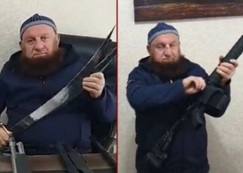 تركي يحمل سيفًا وبحوزته العديد من الأسلحة!.. هكذا تعاملت مع السلطات