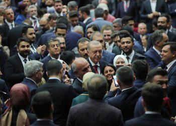 أعضاء التحالف الحاكم في تركيا يشعرون وحدهم بتحسن المعيشة!