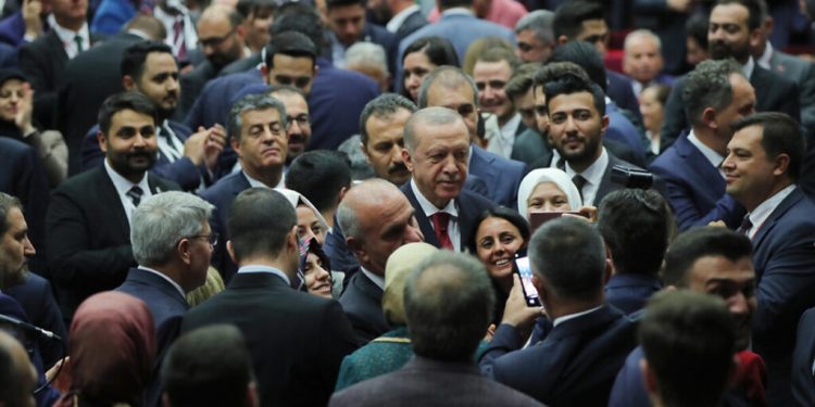 أعضاء التحالف الحاكم في تركيا يشعرون وحدهم بتحسن المعيشة!