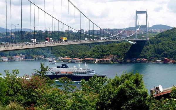 تركيا.. اعتقال شاب قام بخلع ملابسه وحاول اغتصاب شابة على أحد جسور “إسطنبول”