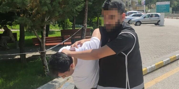 تركيا.. اعتقال 6 من منازلهم بتهمة الانتماء لحركة الخدمة