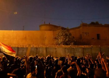 على خلفية أحداث “دهوك”.. محتجون عراقيون يحاولون اقتحام القنصلية التركية في “بغداد”