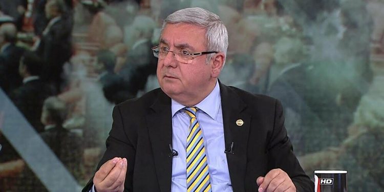 قيادي بالحزب الحاكم: بعض السياسيين يضرون بحزبنا